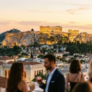 Πανοραμική άποψη της Αθήνας και της Ακρόπολης από ταράτσα στο Μοναστηράκι κατά τη δύση του ηλίου.