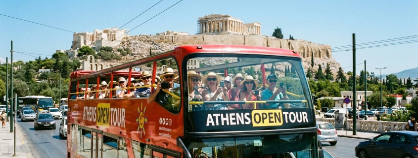 Κόκκινο διώροφο τουριστικό λεωφορείο Hop-on Hop-off μπροστά από την Ακρόπολη στην Αθήνα.