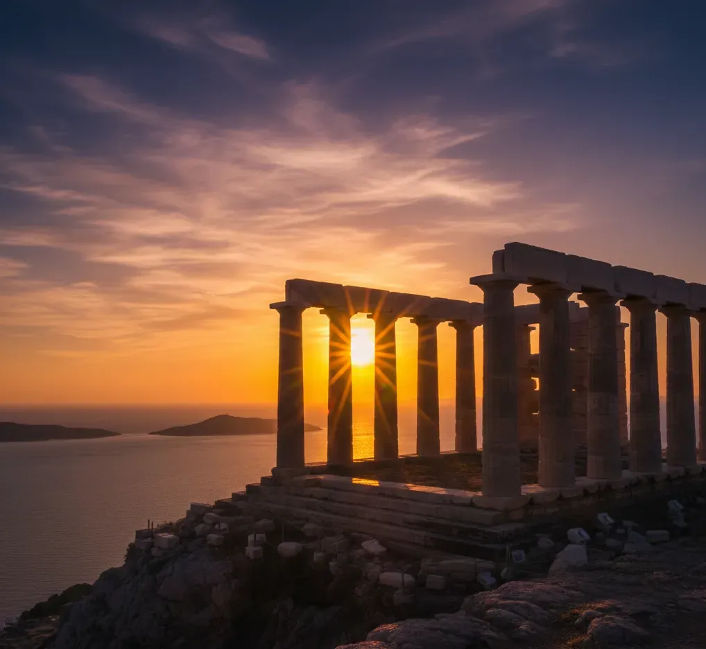 Το ηλιοβασίλεμα στον Ναό του Ποσειδώνα στο Σούνιο, μια δημοφιλής επιλογή για απογευματινή ημι-ημερήσια εκδρομή από την Αθήνα.