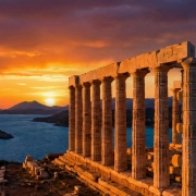 Το ηλιοβασίλεμα στον Ναό του Ποσειδώνα στο Σούνιο, κορυφαίος προορισμός για ημερήσια εκδρομή από την Αθήνα.