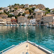 Το γραφικό λιμάνι της Ύδρας με τα πέτρινα αρχοντικά και τα γαλαζοπράσινα νερά του Σαρωνικού κόλπου.