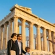 Ιδιωτική ξενάγηση στον Παρθενώνα της Ακρόπολης με ξεναγό και ζευγάρι τουριστών χωρίς πλήθος.