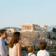 Ζευγάρι απολαμβάνει μια ιδιωτική ξενάγηση στην Αθήνα με θέα την Ακρόπολη κατά το ηλιοβασίλεμα, χωρίς συνωστισμό.