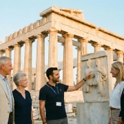 Μικρό γκρουπ τουριστών απολαμβάνει ιδιωτική ξενάγηση στον Παρθενώνα με προσωπικό ξεναγό χωρίς συνωστισμό.