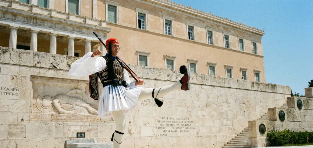 Εύζωνας της Προεδρικής Φρουράς κατά την αλλαγή φρουράς στην Πλατεία Συντάγματος μπροστά από την Ελληνική Βουλή.